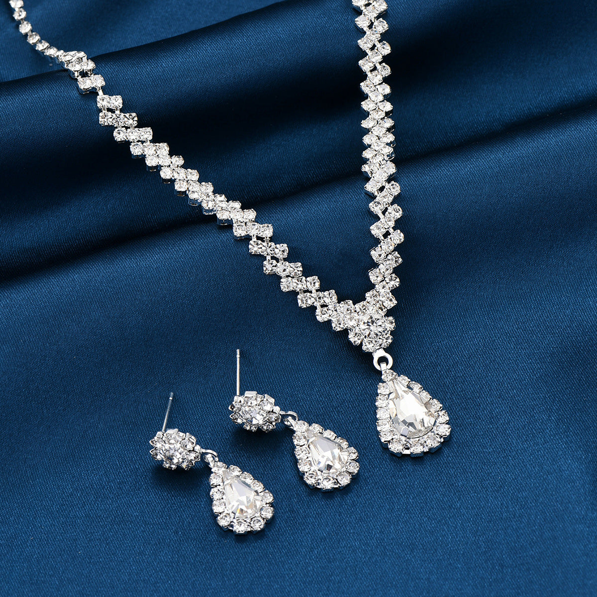 Velmora White necklace