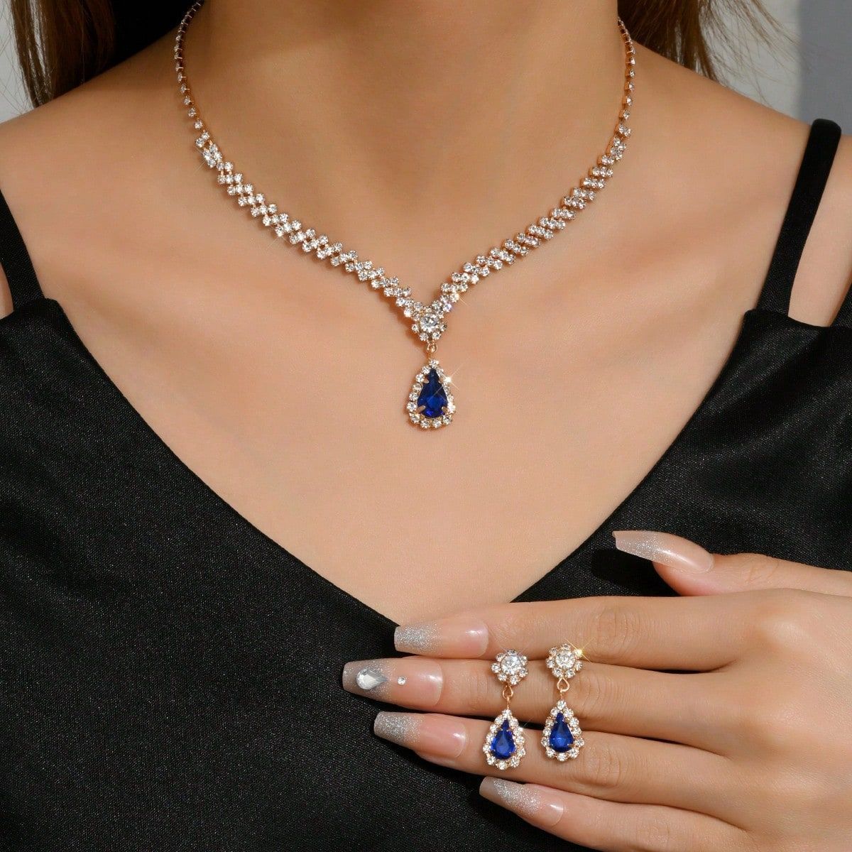 Velmora White necklace